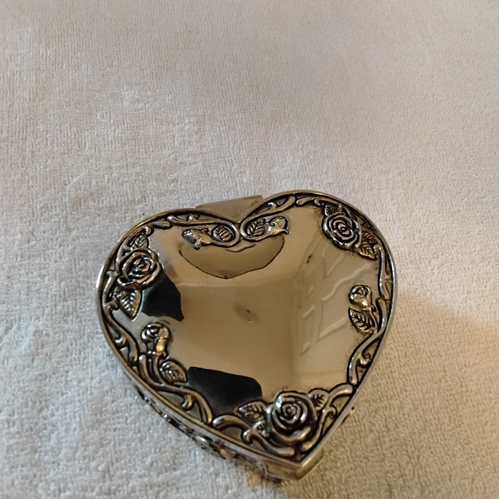 Elegant Silver Heart-Shaped Jewelry Box